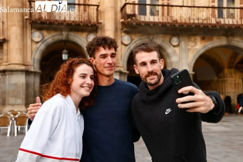Lorena Martín, Mario García Romo y Álvaro de Arriba, en la Plaza Mayor con este medio / Fotos: David Sañudo