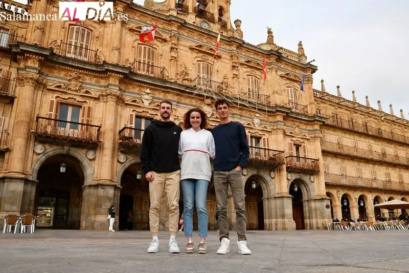 Lorena Martín, Mario García Romo y Álvaro de Arriba, en la Plaza Mayor con este medio / Fotos: David Sañudo