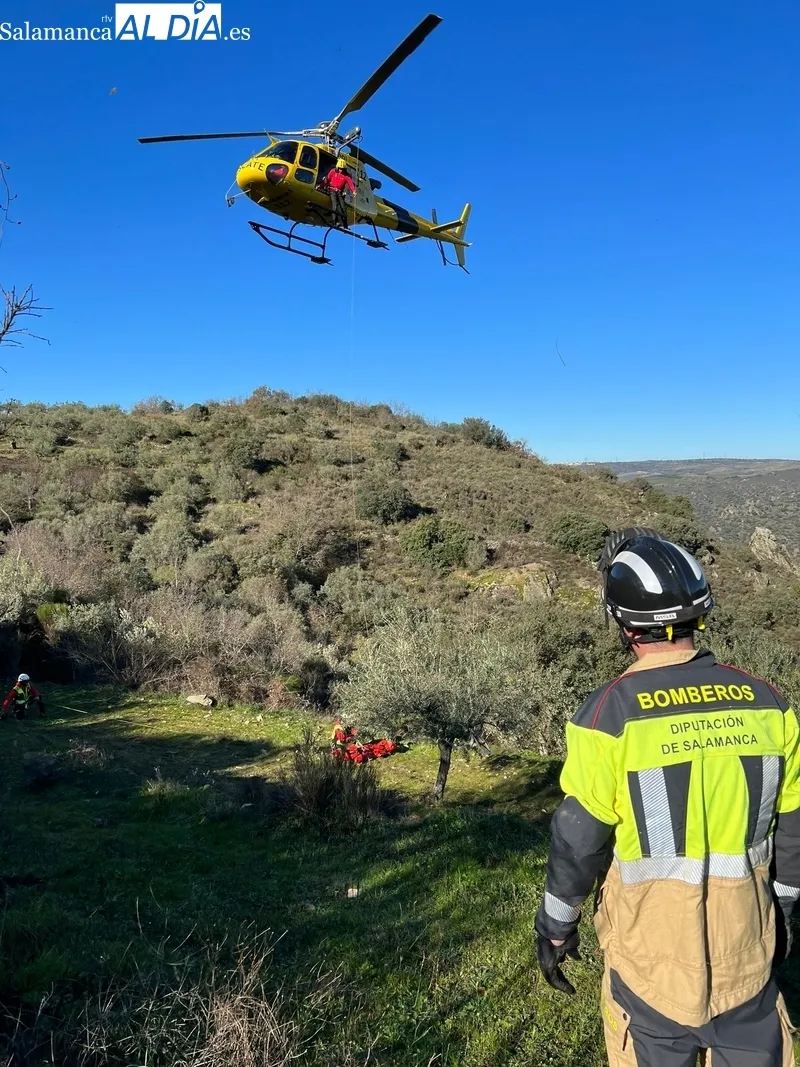 Al Grupo de Rescate y Salvamento de la Agencia de Protección Civil y Emergencias se sumaron efectivos de la Guardia Civil, Bomberos de Vitigudino, y una ambulancia  