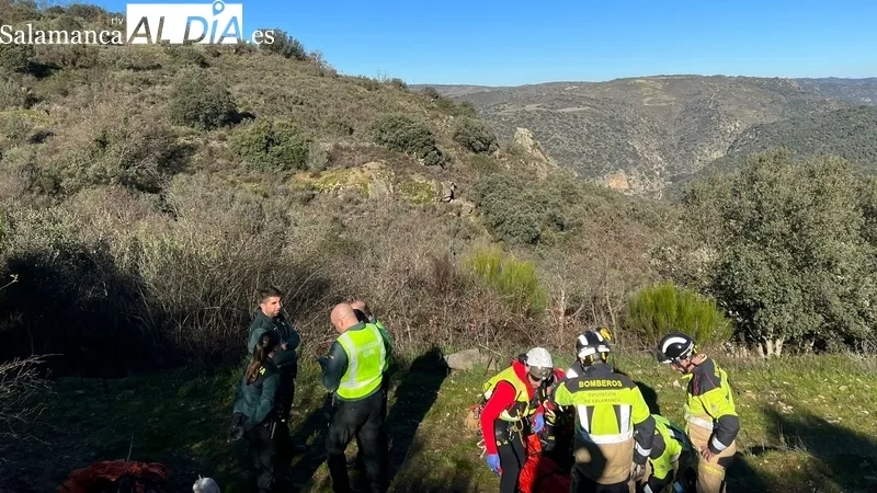 Al Grupo de Rescate y Salvamento de la Agencia de Protección Civil y Emergencias se sumaron efectivos de la Guardia Civil, Bomberos de Vitigudino, y una ambulancia  