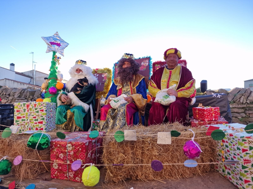 SS. MM. los Reyes Magos recorrieron las calles de Almendra repartiendo caramelos desde su carroza  