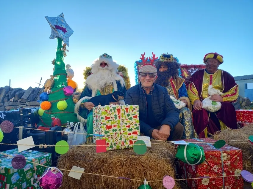 SS. MM. los Reyes Magos recorrieron las calles de Almendra repartiendo caramelos desde su carroza  