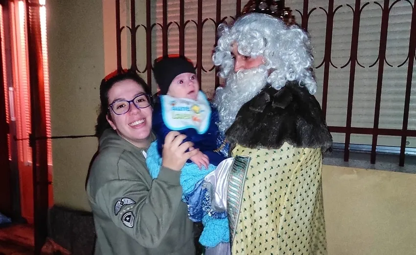 Los Reyes Magos visitaron cada casa con niños para dejarles los regalos 