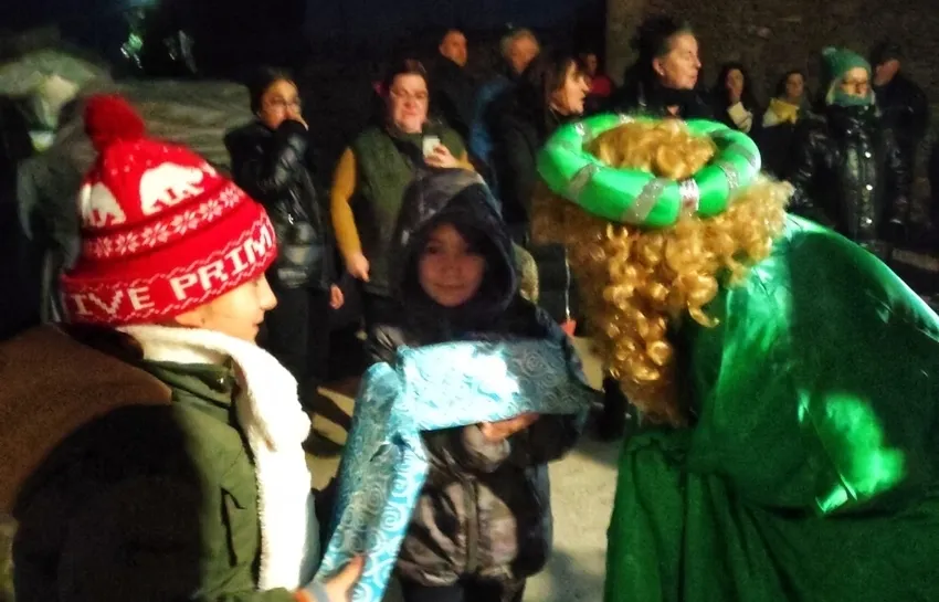 Los Reyes Magos visitaron cada casa con niños para dejarles los regalos 