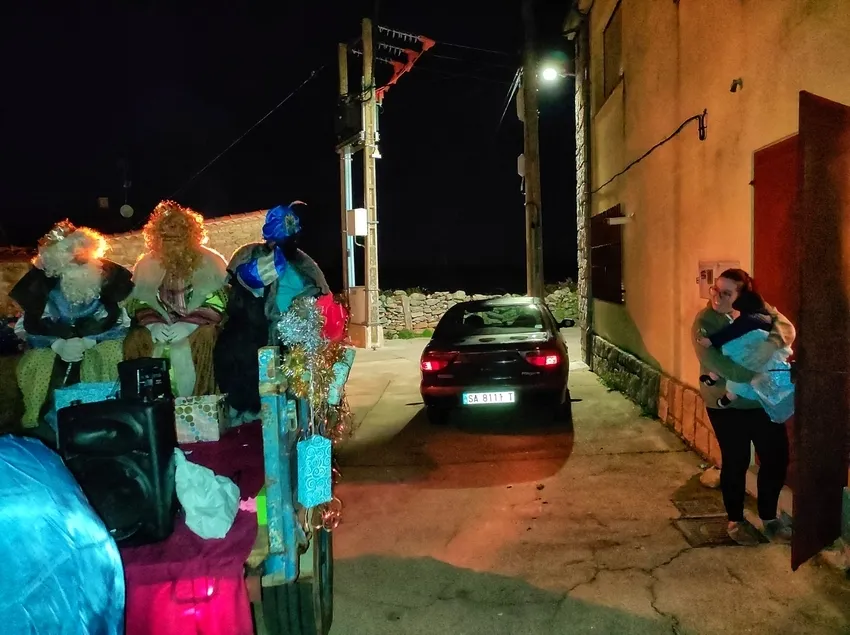 Los Reyes Magos visitaron cada casa con niños para dejarles los regalos 