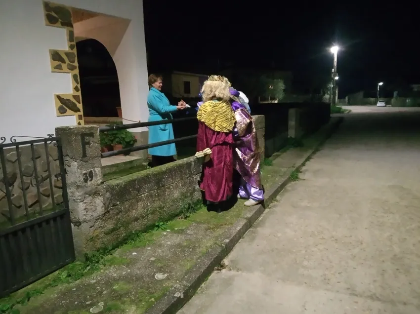 Foto 5 - Los Reyes Magos dejan sus regalos a los vecinos de Guadramiro
