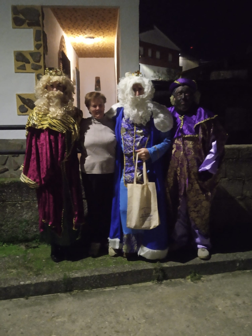 Foto 4 - Los Reyes Magos dejan sus regalos a los vecinos de Guadramiro
