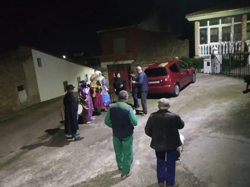 Foto 3 - Los Reyes Magos dejan sus regalos a los vecinos de Guadramiro