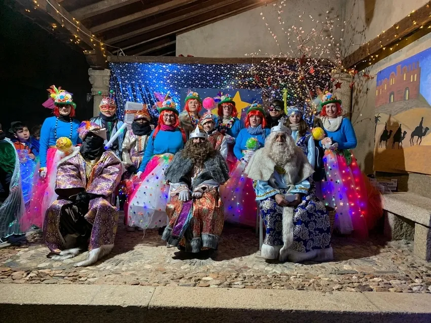 Foto 4 - Los Magos de Oriente recorren a caballo las calles de Hinojosa