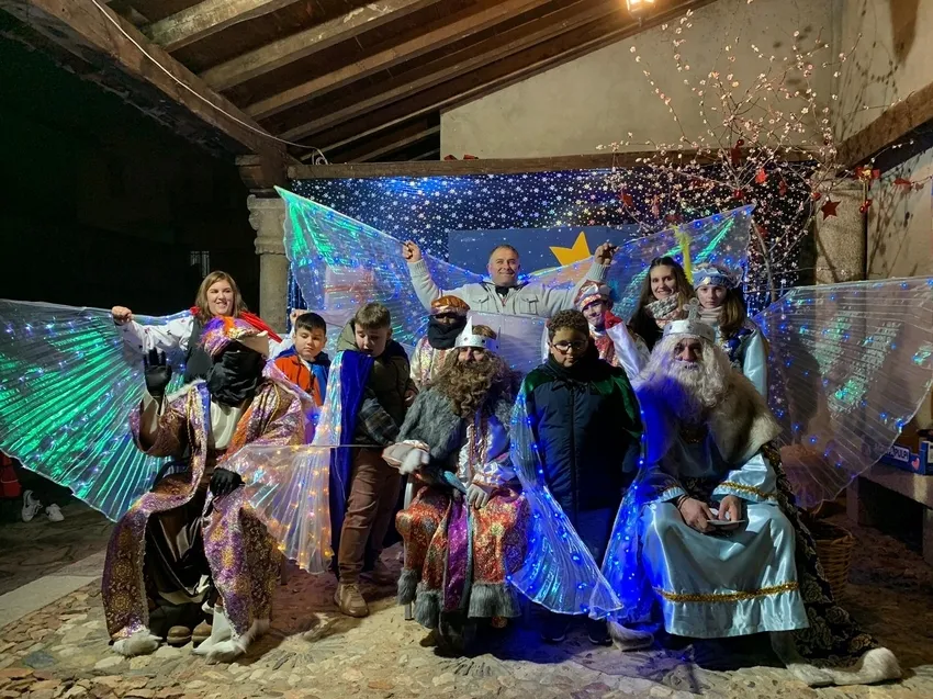 Foto 3 - Los Magos de Oriente recorren a caballo las calles de Hinojosa