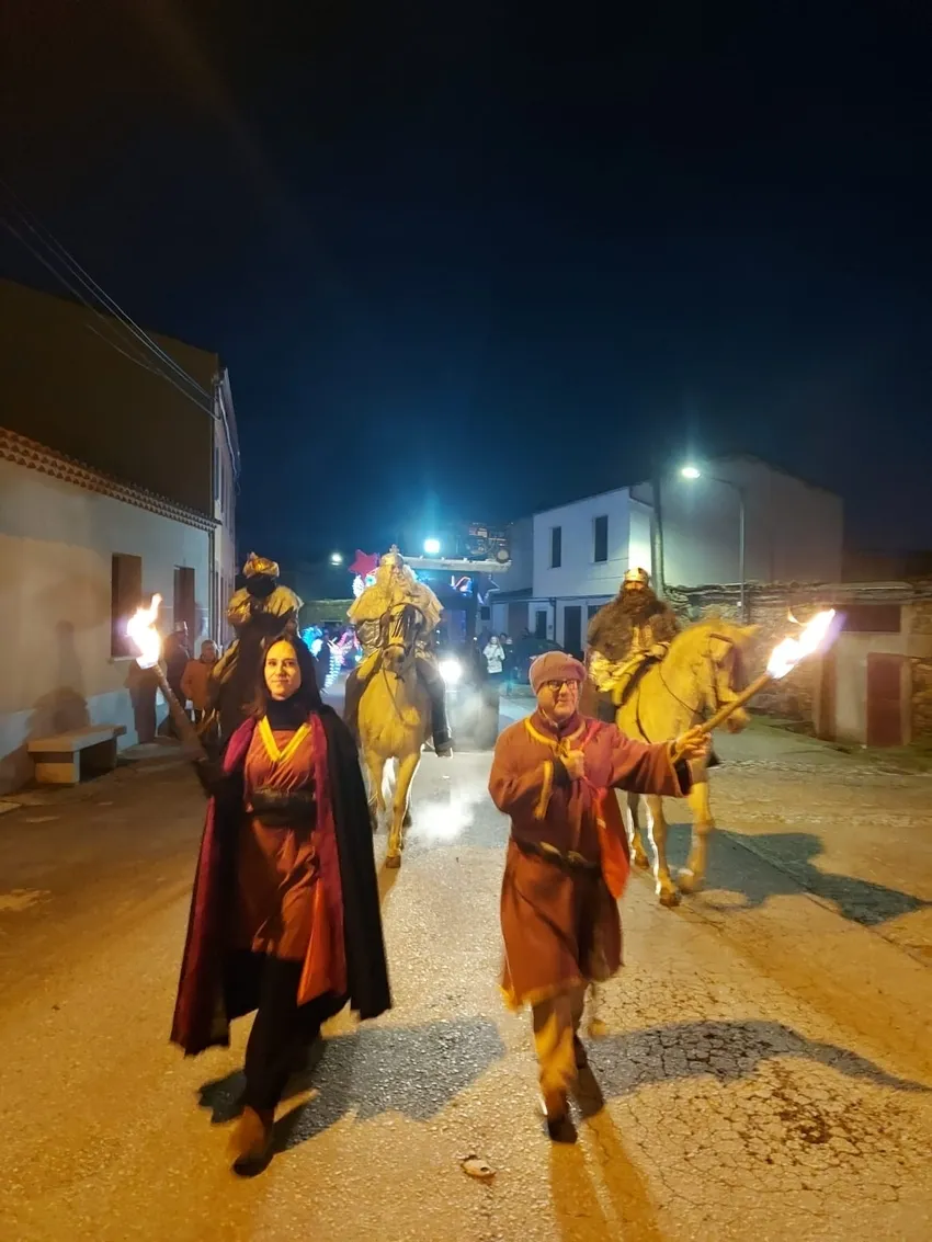 Foto 2 - Los Magos de Oriente recorren a caballo las calles de Hinojosa