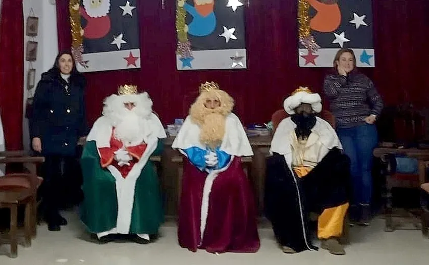 Foto 5 - Melchor Gaspar y Baltasar entregan sus regalos a los ni&ntilde;os de Barruecopardo