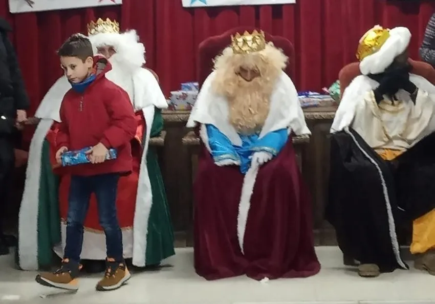 Foto 4 - Melchor Gaspar y Baltasar entregan sus regalos a los ni&ntilde;os de Barruecopardo
