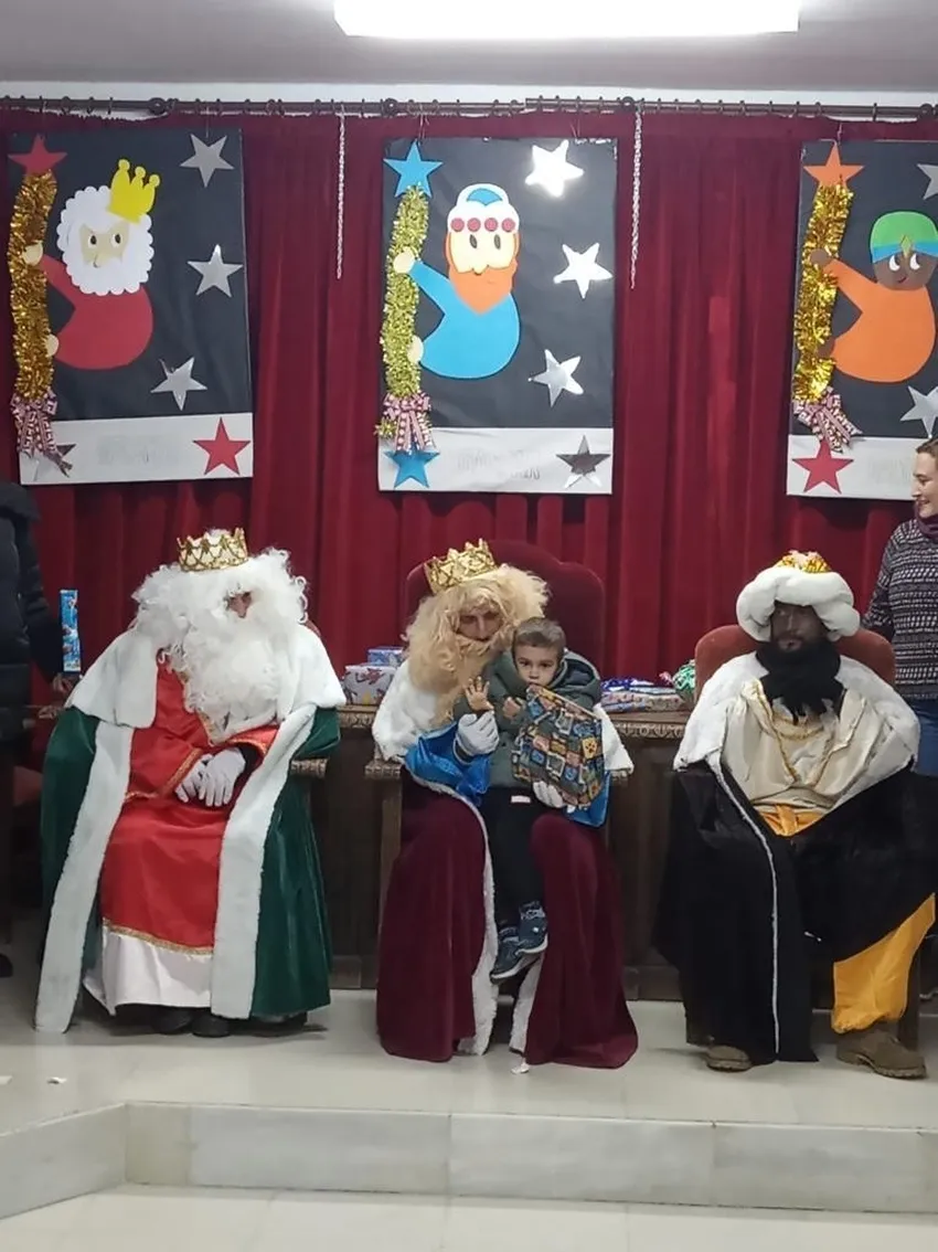 Foto 3 - Melchor Gaspar y Baltasar entregan sus regalos a los ni&ntilde;os de Barruecopardo
