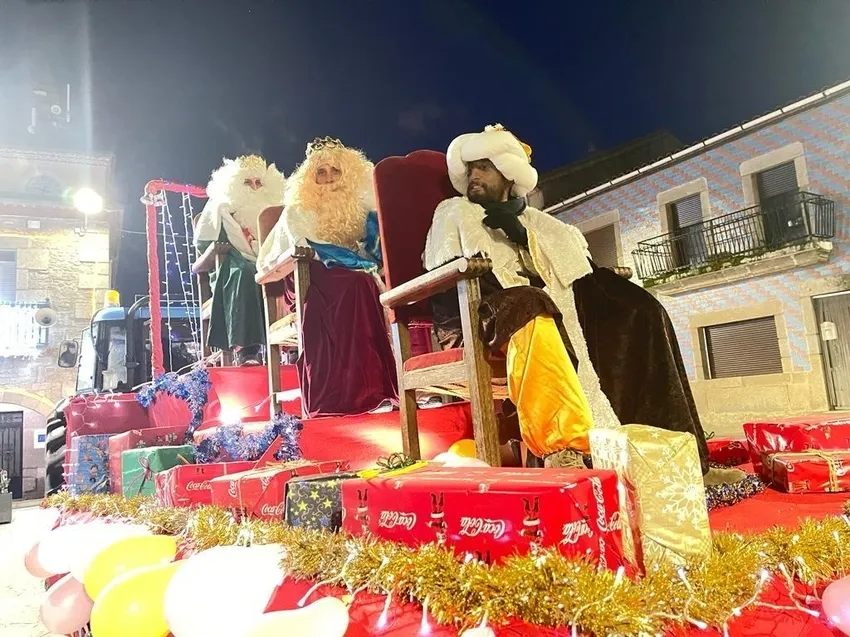 Foto 2 - Melchor Gaspar y Baltasar entregan sus regalos a los ni&ntilde;os de Barruecopardo
