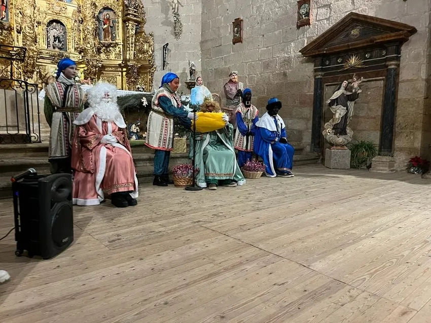 Foto 9 - Los ni&ntilde;os de Yecla de Yeltes regalan a los Reyes Magos una divertida actuaci&oacute;n 