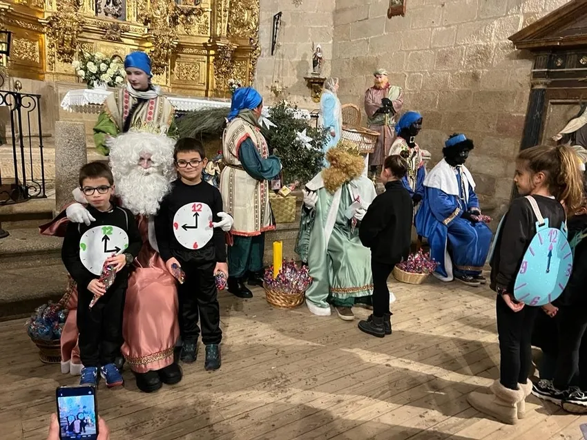Foto 8 - Los ni&ntilde;os de Yecla de Yeltes regalan a los Reyes Magos una divertida actuaci&oacute;n 