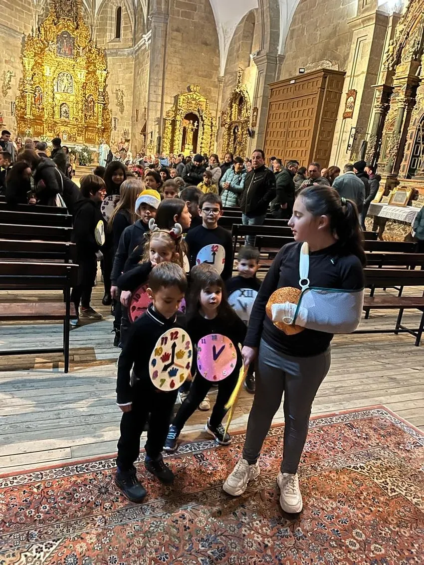 Foto 2 - Los ni&ntilde;os de Yecla de Yeltes regalan a los Reyes Magos una divertida actuaci&oacute;n 