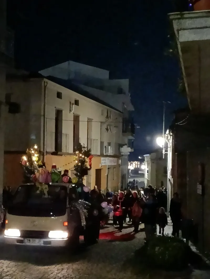 Foto 5 - Melchor, Gaspar y Baltasar recorren las calles de Vilvestre al son de la charanga El Bombazo 