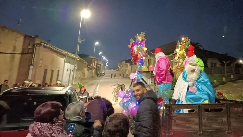 Foto 4 - Melchor, Gaspar y Baltasar recorren las calles de Vilvestre al son de la charanga El Bombazo 