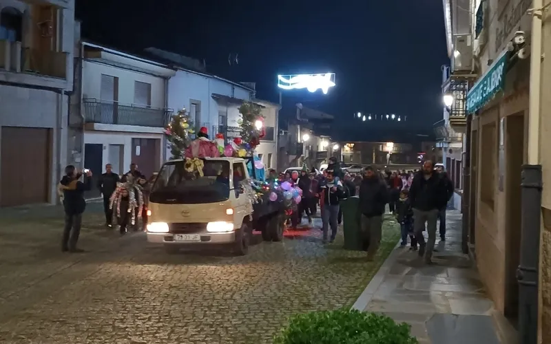 Foto 3 - Melchor, Gaspar y Baltasar recorren las calles de Vilvestre al son de la charanga El Bombazo 