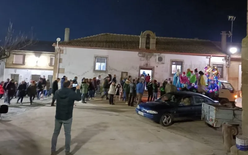 Foto 2 - Melchor, Gaspar y Baltasar recorren las calles de Vilvestre al son de la charanga El Bombazo 