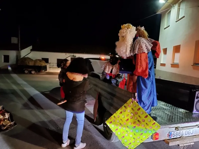 Foto 11 - Los Reyes Magos entregan sus regalos a los ni&ntilde;os de Valderrodrigo