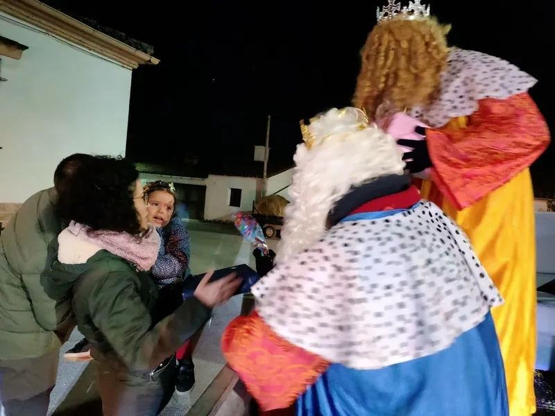 Foto 9 - Los Reyes Magos entregan sus regalos a los ni&ntilde;os de Valderrodrigo