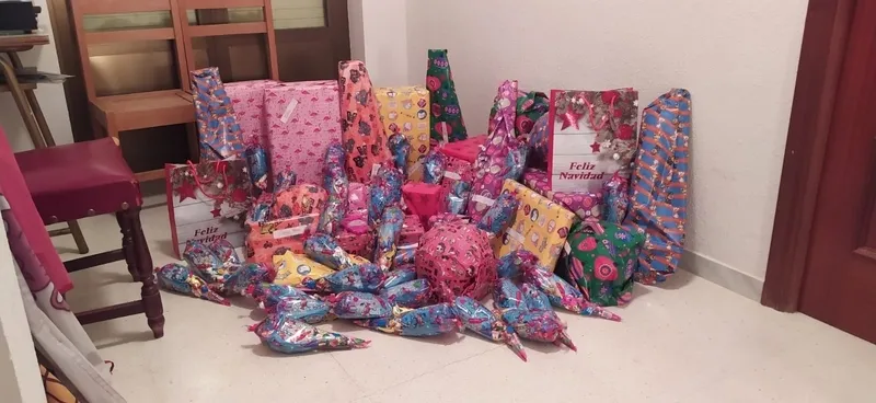 Foto 3 - Los Reyes Magos entregan sus regalos a los ni&ntilde;os de Valderrodrigo