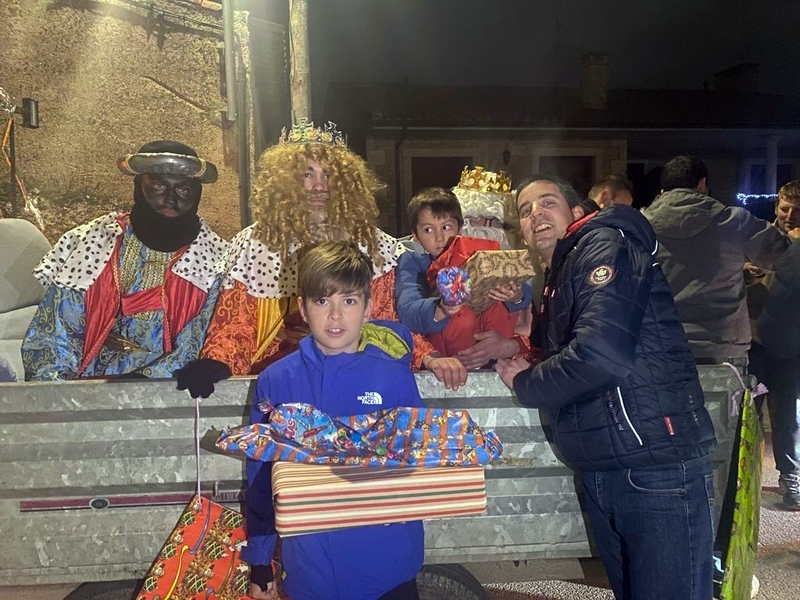 Foto 2 - Los Reyes Magos entregan sus regalos a los niños de Valderrodrigo