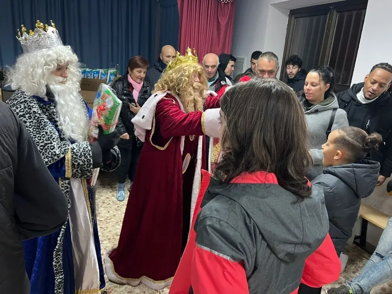 Foto 9 - Los Reyes de Oriente dejan un gran &lsquo;saco&rsquo; de chucher&iacute;as a los ni&ntilde;os de Cabeza del Caballo