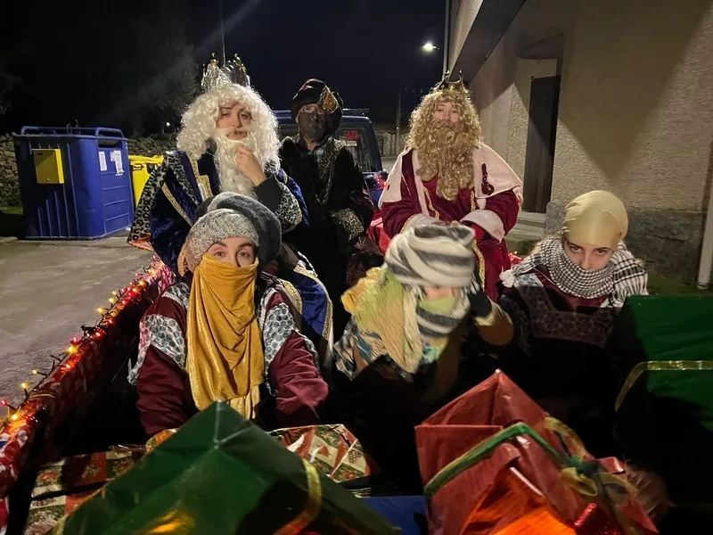 Foto 6 - Los Reyes de Oriente dejan un gran &lsquo;saco&rsquo; de chucher&iacute;as a los ni&ntilde;os de Cabeza del Caballo