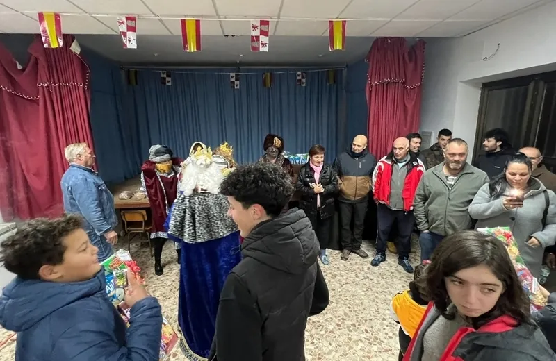 Foto 5 - Los Reyes de Oriente dejan un gran &lsquo;saco&rsquo; de chucher&iacute;as a los ni&ntilde;os de Cabeza del Caballo