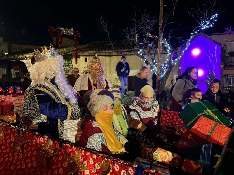 Foto 4 - Los Reyes de Oriente dejan un gran &lsquo;saco&rsquo; de chucher&iacute;as a los ni&ntilde;os de Cabeza del Caballo