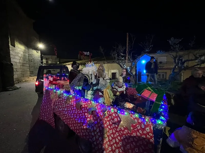 Foto 2 - Los Reyes de Oriente dejan un gran &lsquo;saco&rsquo; de chucher&iacute;as a los ni&ntilde;os de Cabeza del Caballo