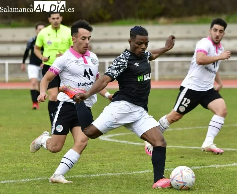 Foto 4 - El Ciudad Rodrigo arranca el 2023 firmando tablas en el derby con el Salamanca CF UDS B