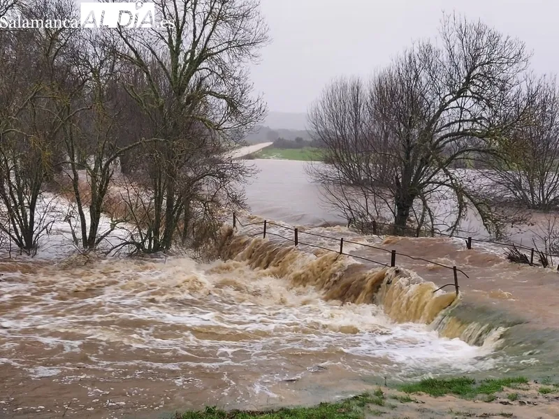 Estado que presentaba ayer el río Camaces en Olmedo y daños provocados en las calles del municipio / MANUEL NICOLÁS BOGAZ