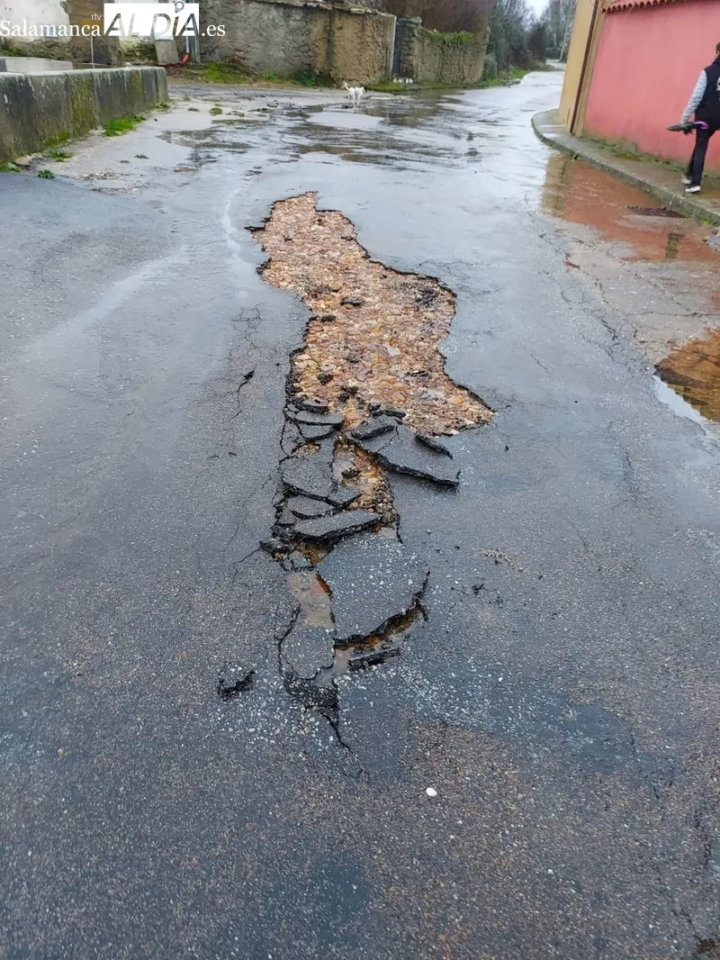 Estado que presentaba ayer el río Camaces en Olmedo y daños provocados en las calles del municipio / MANUEL NICOLÁS BOGAZ