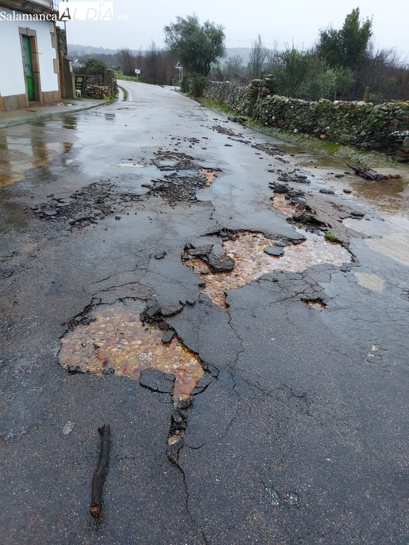 Estado que presentaba ayer el río Camaces en Olmedo y daños provocados en las calles del municipio / MANUEL NICOLÁS BOGAZ