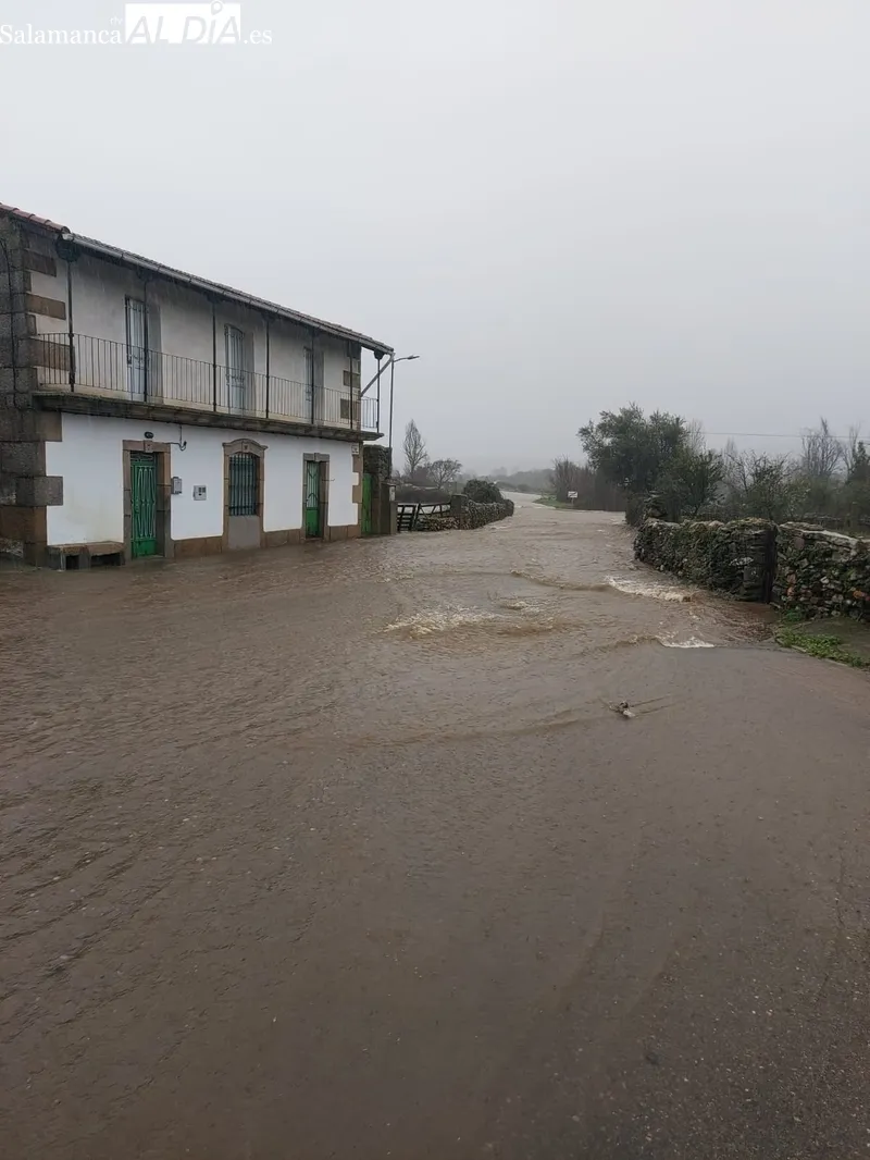 Estado que presentaba ayer el río Camaces en Olmedo y daños provocados en las calles del municipio / MANUEL NICOLÁS BOGAZ