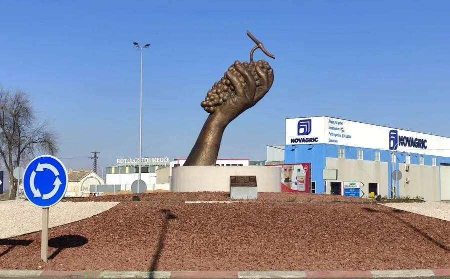 Foto 3 - El mirobrigense Sergio Alonso Moro crea en Tomelloso una escultura gigante en homenaje a la vid