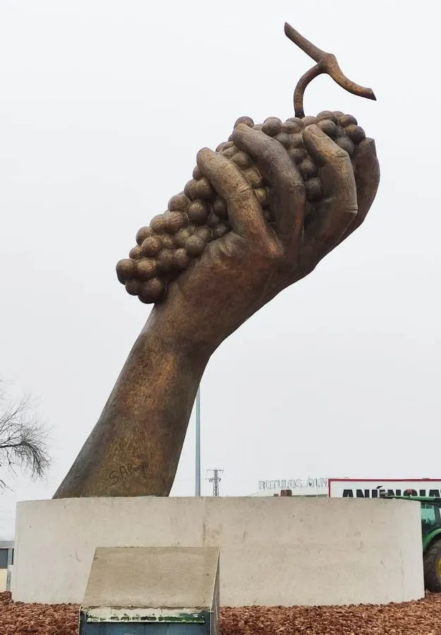 Foto 4 - El mirobrigense Sergio Alonso Moro crea en Tomelloso una escultura gigante en homenaje a la vid