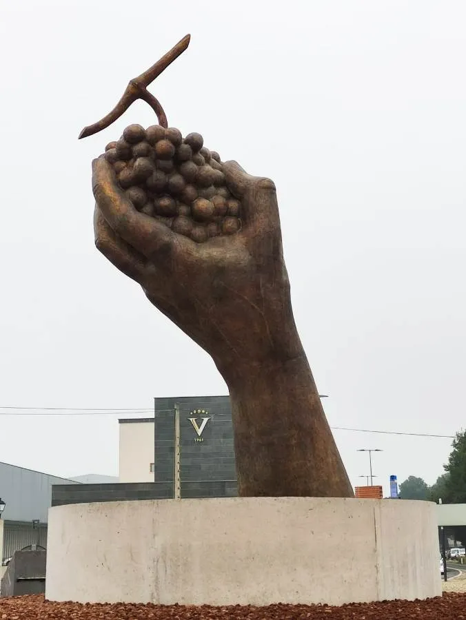 Foto 2 - El mirobrigense Sergio Alonso Moro crea en Tomelloso una escultura gigante en homenaje a la vid
