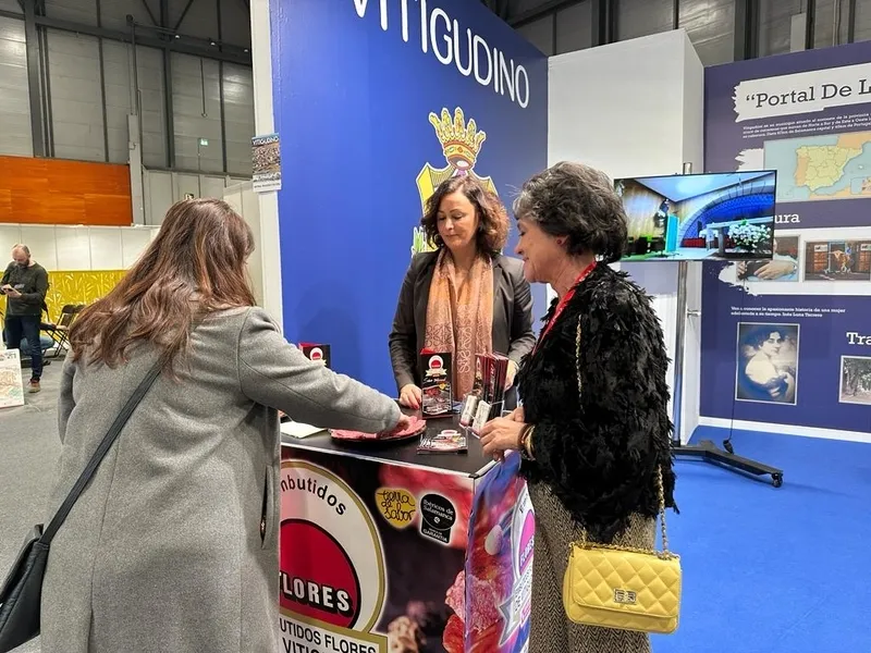 En esta tercera jornada de Fitur el stand de Vitigudino tuvo como embajador al embutido de Embutidos Flores   