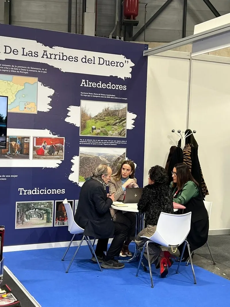 En esta tercera jornada de Fitur el stand de Vitigudino tuvo como embajador al embutido de Embutidos Flores   