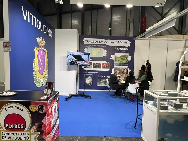 En esta tercera jornada de Fitur el stand de Vitigudino tuvo como embajador al embutido de Embutidos Flores   