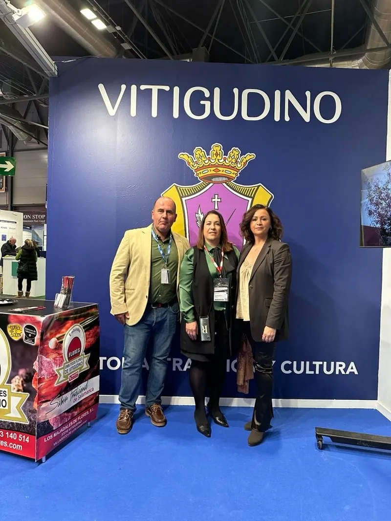 En esta tercera jornada de Fitur el stand de Vitigudino tuvo como embajador al embutido de Embutidos Flores   