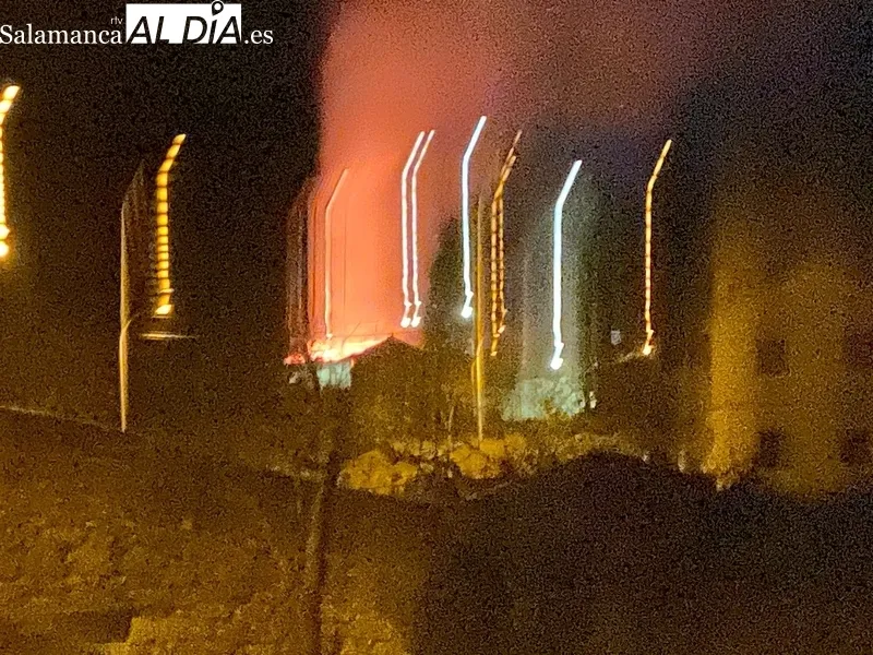 El fuego ha ocasionado graves daños materiales en las dos viviendas, aunque ninguna persona ha resultado herida 