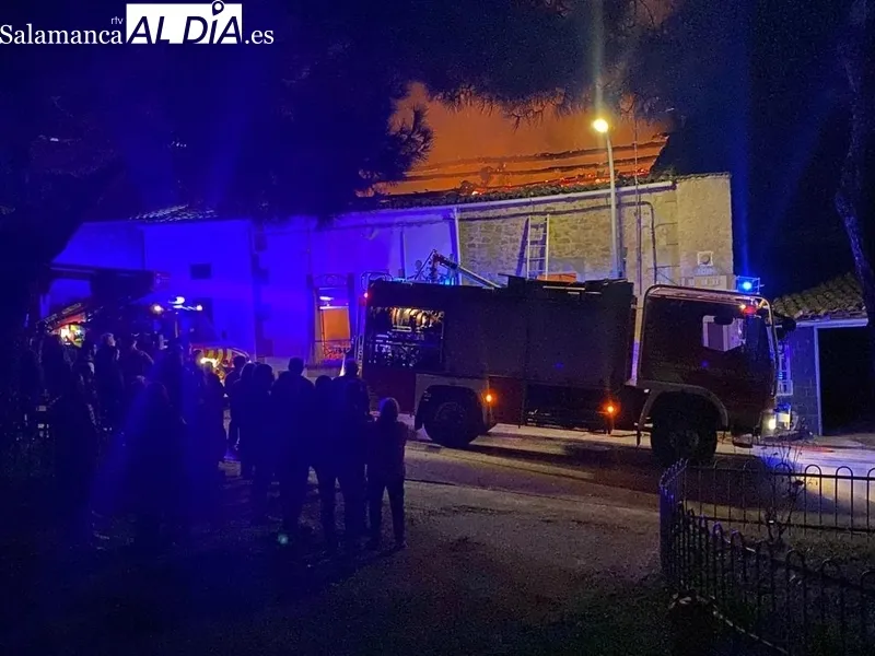 El fuego ha ocasionado graves daños materiales en las dos viviendas, aunque ninguna persona ha resultado herida 