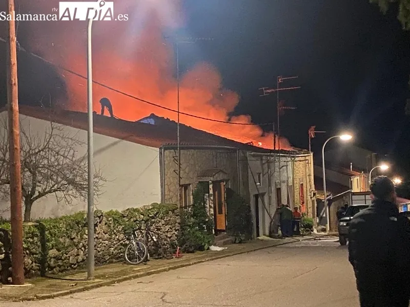 El fuego ha ocasionado graves daños materiales en las dos viviendas, aunque ninguna persona ha resultado herida 